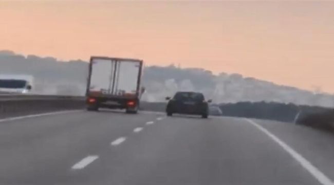 Sancaktepe'de şoförüyle tartıştığı kamyonetin önünü kesmeye çalışan sürücü kamerada
