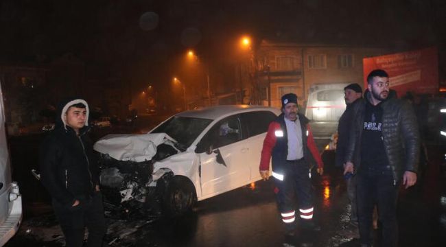 'Sis' nedeniyle minibüs ile otomobilin çarpıştı