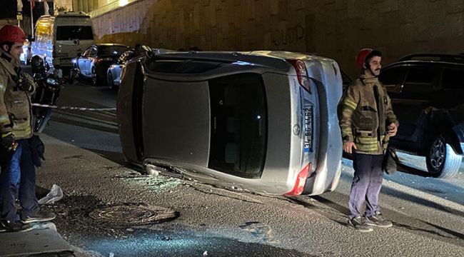 Şişli'de park halindeki araca çarpan otomobil yan yattı