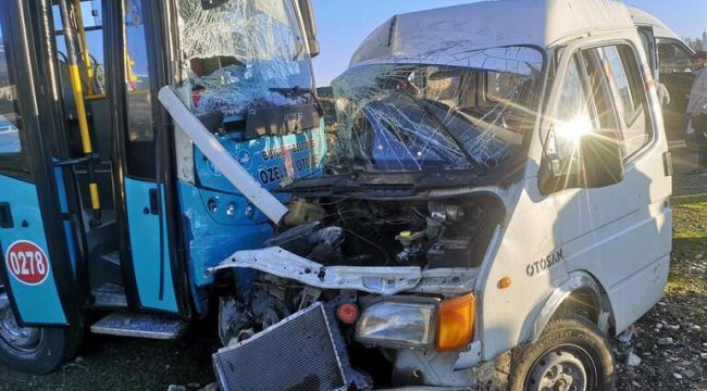 Sürücüsünün kalp krizi geçirdiği minibüs, halk otobüsüne çarptı