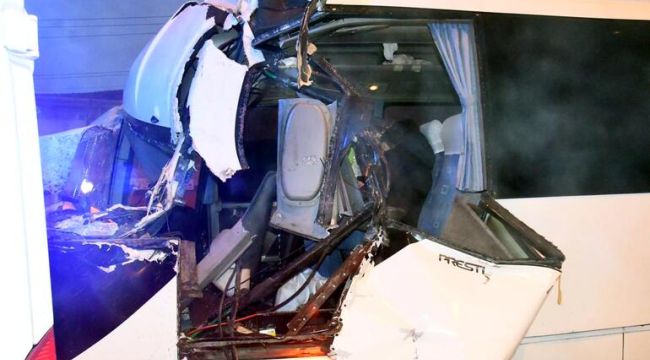 Tekirdağ'da işçi servisi TIR'a çarptı