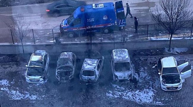 Ankara'da site bahçesinde 5 araç yandı