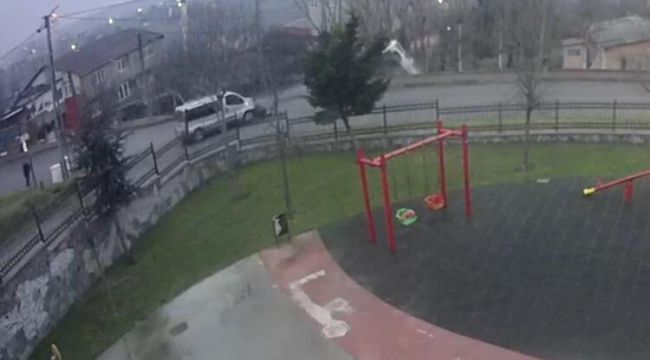 Arnavutköy&#039;de çarpışan iki araçtan biri boşluğa düştü