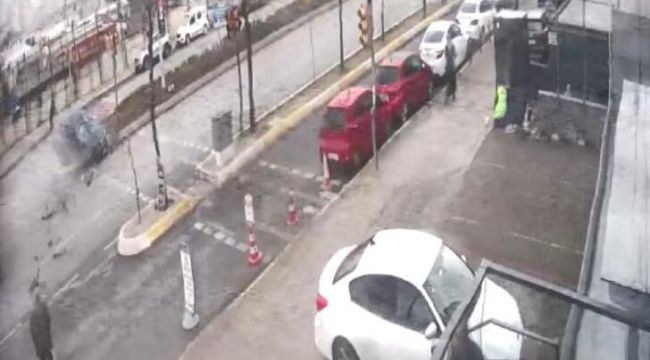 Ataşehir&#039;de takla atan otomobilin lastikleri fırladı