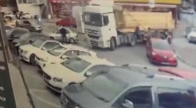 Ataşehir'de trafikte dehşet, otomobiliyle çarptığı kuryeyi ezmeye çalıştı