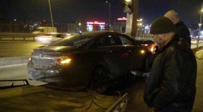 Avcılar’da refüje çıkan otomobil yön direğine çarptı