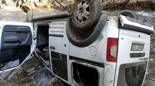 Aydın'da hafif ticari araç dereye yuvarlandı