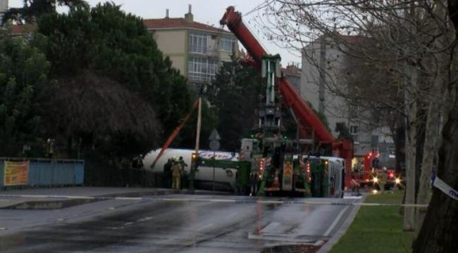 Bakırköy'de devrilen tanker kaldırıldı, yol trafiğe açıldı