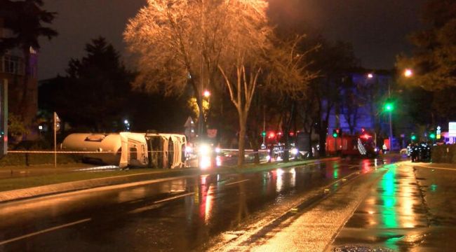 Bakırköy'de yakıt tankeri devrildi, cadde trafiğe kapatıldı