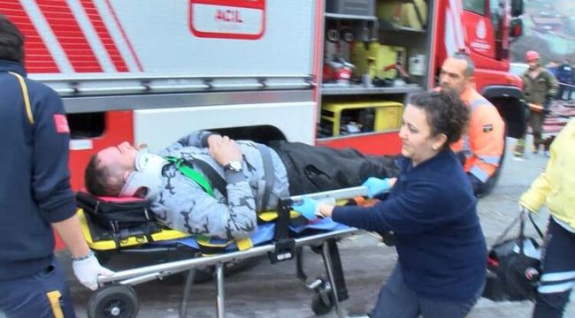 Beykoz'da bahçe duvarına çarpan kamyon devrildi