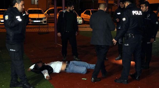 Bıçakla saldırdıktan sonra olay yerinde bayıldı