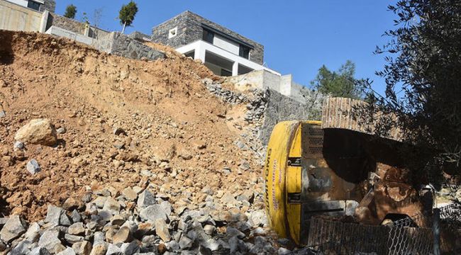 Bodrum'da istinat duvarı çöktü, devrilen kepçenin operatörü öldü
