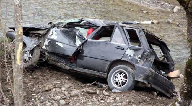 Bolu'da otomobil, dere yatağına uçtu