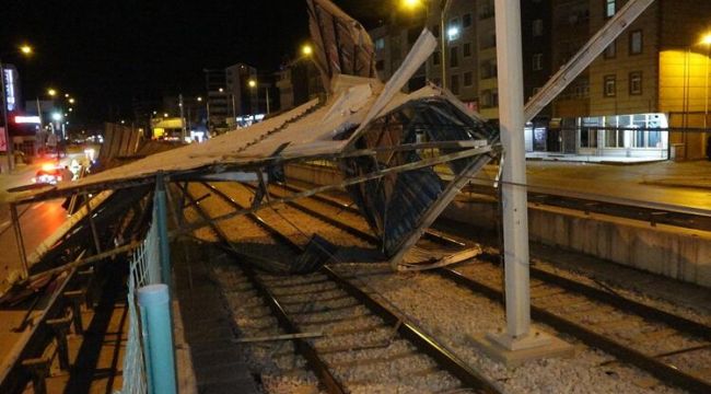 Bursa'da lodosun etkisiyle kopan çatı kara yolu ve metro hattının üzerine düştü