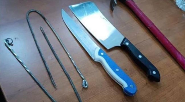 Çiğli Belediyesine girmek isteyen şüphelinin üzerinden satır ve bıçak çıktı