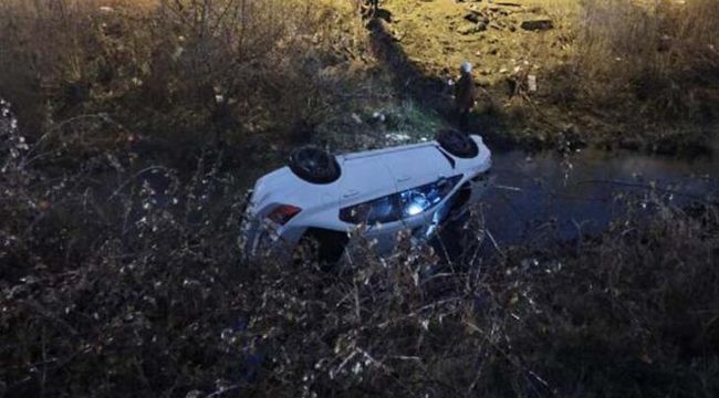 Dereye düşen otomobildeki 2 kadın yaralandı