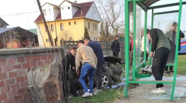 Durağa çarpan otomobil ikiye bölündü
