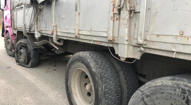 Elazığ'da, kamyonla çarpışan otomobildeki Albay ve eşi yaralandı