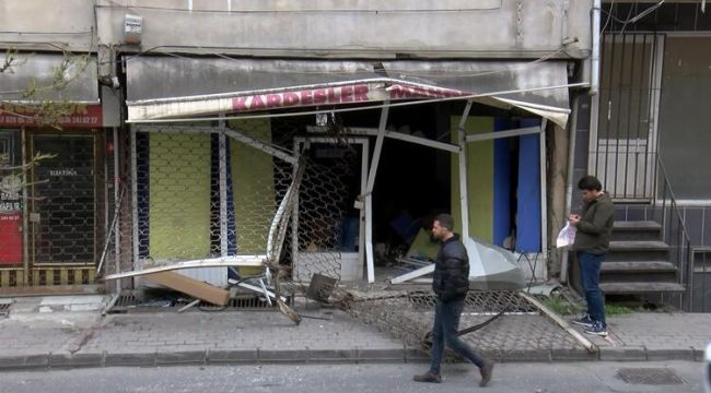 Esenler'de geri geri kayan araç depoya girdi