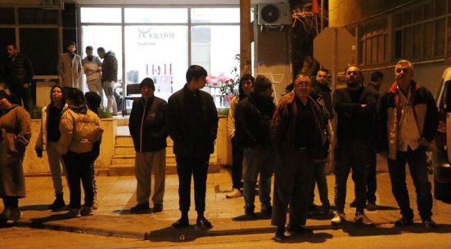 Eşini boğazından bıçaklayıp öldürdü, polise teslim oldu