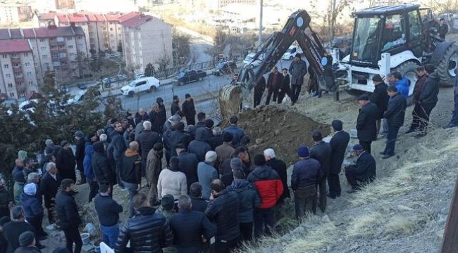 Evde boğazı kesik cesedi bulunan kadın toprağa verildi