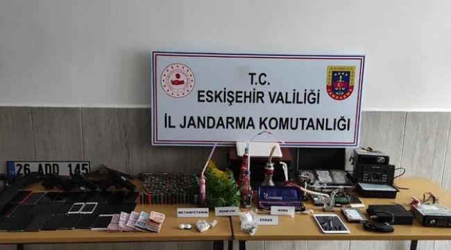 Evine düzenlenen operasyonda, çatıdan geçtiği yan binada saklanırken yakalandı
