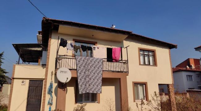 Evine giren eli bıçaklı kişiyi görünce, 3 yaşındaki oğluyla balkondan atladı