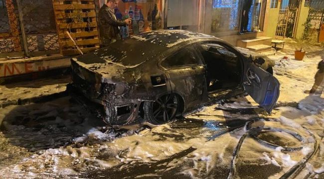 Fatih'te park halindeki lüks otomobil alev alev yandı