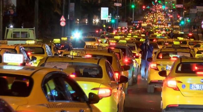 Fatih'te toplanan taksiciler öldürülen meslektaşları için konvoy oluşturdu