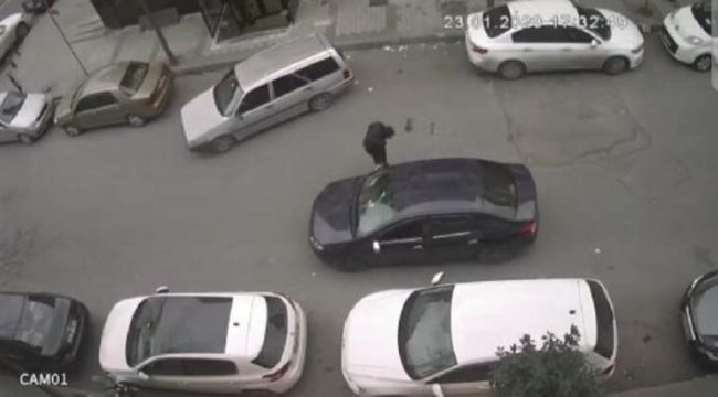 Gaziosmanpaşa'da fark edilen hırsız çaldığı telefonu bırakıp kaçtı