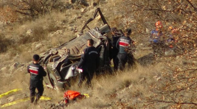 Hafif ticari araç 300 metre yükseklikten uçuruma düştü