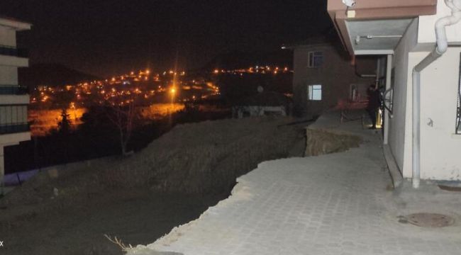 İnşaat kazısında bitişikteki apartmanın istinat duvarı çöktü, 19 daire tahliye edildi