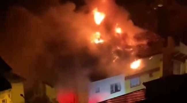 İzmir’de 2 katlı binanın çatısına yıldırım düştü, 3 kişi korkudan baygınlık geçirdi