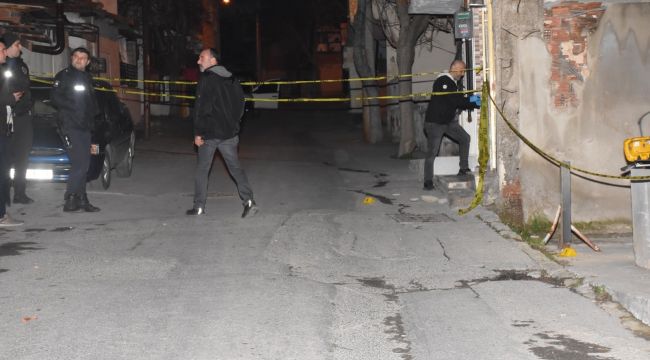 İzmir’de silahlı saldırıya uğrayan genç ağır yaralandı