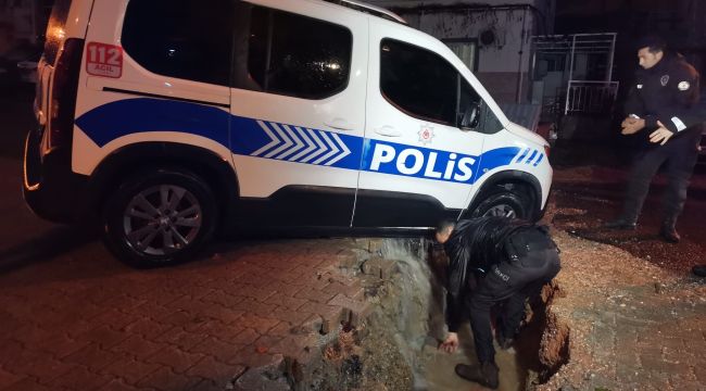 İzmir’i sağanak vurdu: Polis aracı çöken yolun içine düştü
