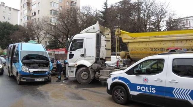 Kadıköy'de hafriyat kamyonu minibüse çarptı