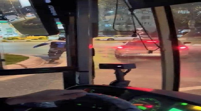 Kadıköy'de otomobille otobüsü sıkıştırıp, yolcunun üzerine sürdü