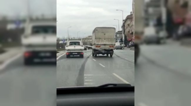 Kamyonetteki borular araçlara çarparak trafikte tehlike saçtı
