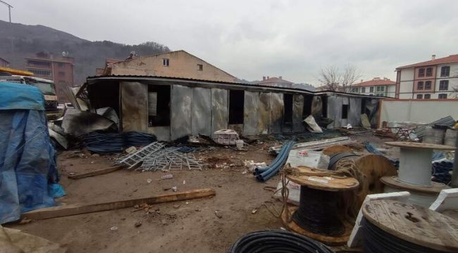 Kastamonu&#039;da inşaat işçilerinin kaldığı prefabrik evler yandı