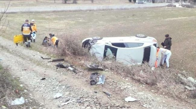 Kavşaktaki kazada otomobilin motor kısmı yola fırladı