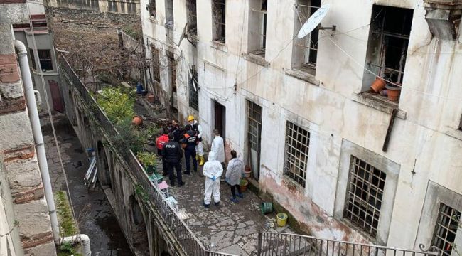 Kilise lojmanında çıkan yangında oluşan hasar gündüz görüntülendi