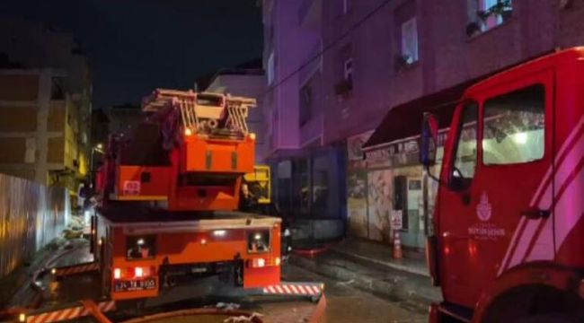 Küçükçekmece'de çatı yangını