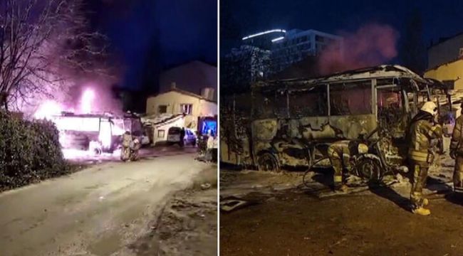 Küçükçekmece'de park halindeki  2 midibüs alev alev yandı