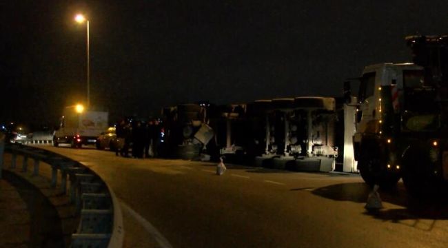 Küçükçekmece'de TIR yan yattı
