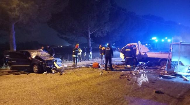 Manisa'da yeni yılın ilk dakikalarında otomobil ile kamyonet çarpıştı