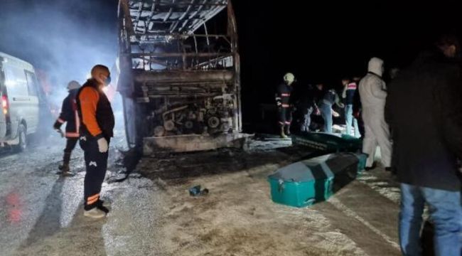 Mersin'de otobüs, demir profil yüklü TIR'a çarptı