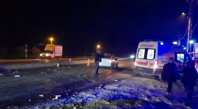 Minibüs ile çarpışan otomobil ters döndü