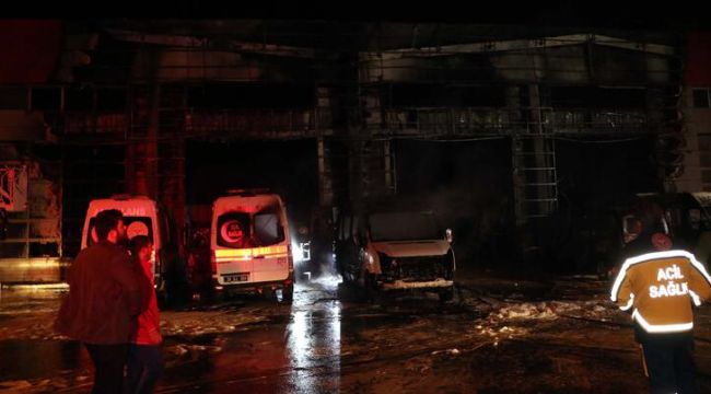 Oto tamirhanesinde çıkan yangında 2'si ambulans 10 araç hasar gördü
