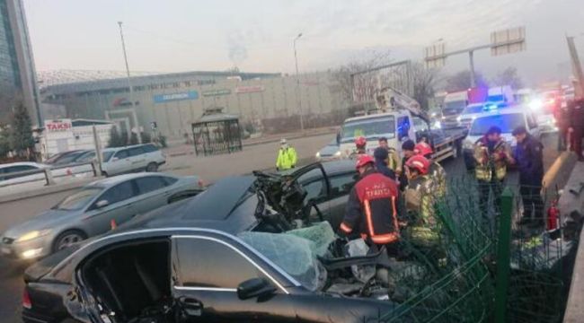 Otomobil, alt geçit ayağına çarpıp savrulan araca çarptı