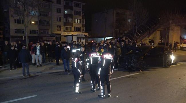 Otomobil, ana yola kontrolsüz çıkan minibüse çarptı